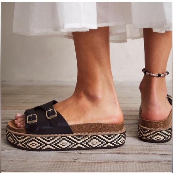 FREE PEOPLE CARAVELLE PLATFORM SLIDE SANDALS IN BLACK BUCKLE - Picture 2 of 11